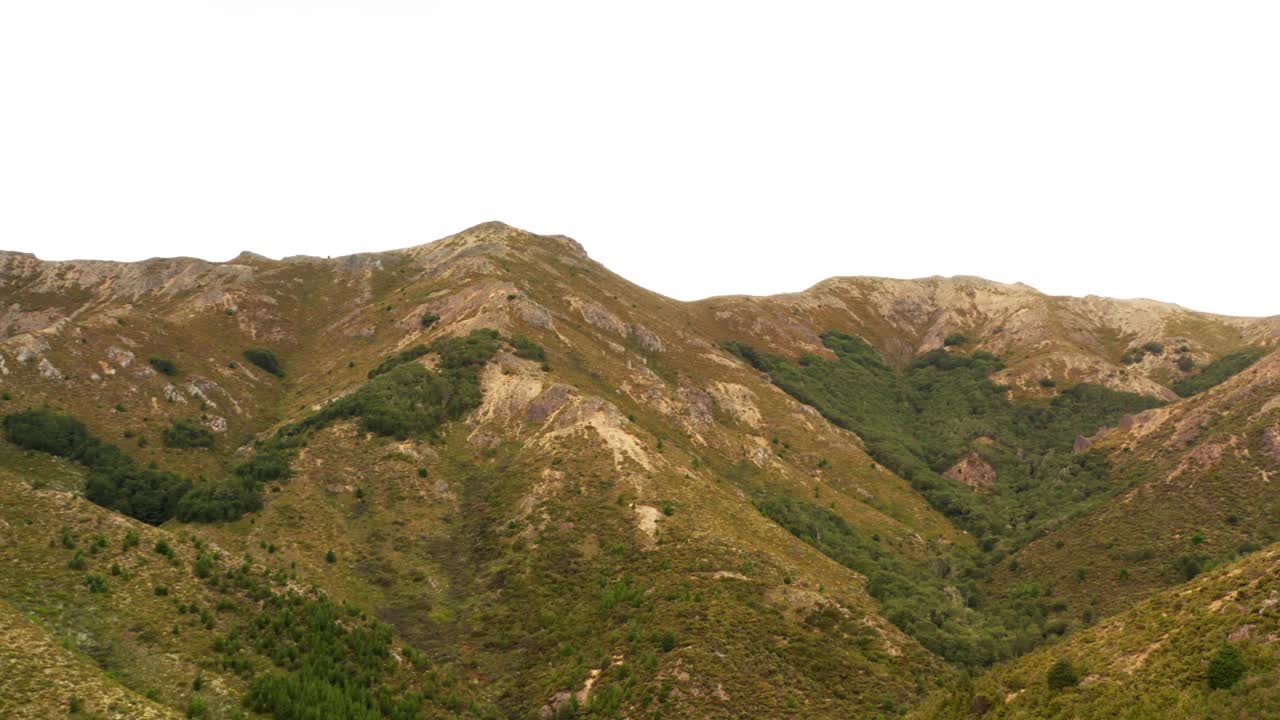 panorámica aérea lenta de una cordillera en nueva zelanda