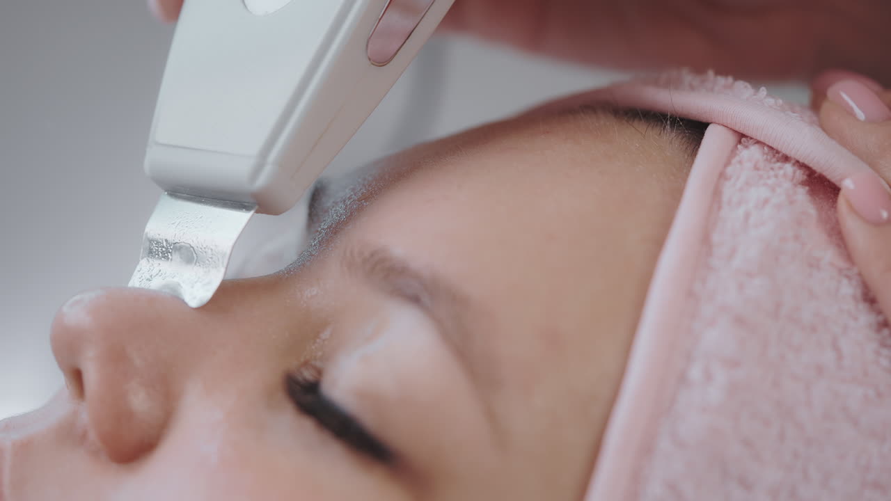顔 の 治療 を 受け て いる 女性