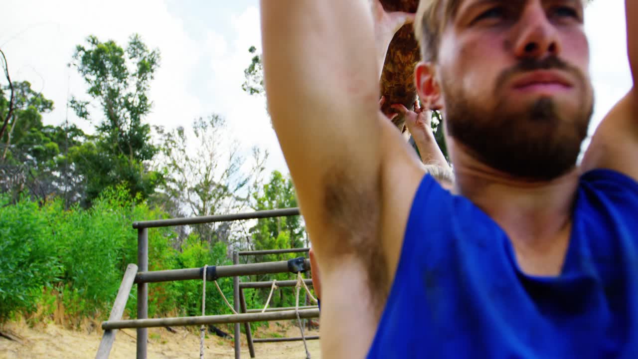 personas aptas que llevan un pesado tronco de madera 4k