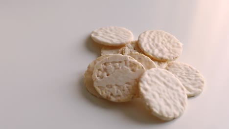 galletas redondas en chocolate blanco en una mesa blanca. dulce mañana.