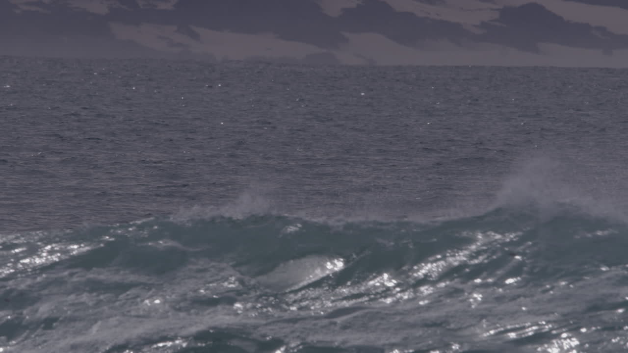 바다의 파도가 해안에 부히고