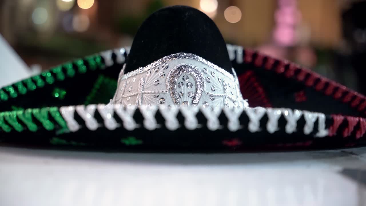 el famoso sombrero mexicano con sus tres colores
