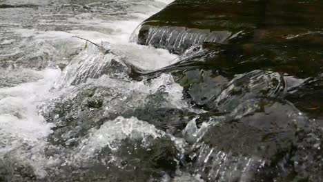 Agua-Clara-Que-Fluye-Sobre-Una-Pequeña-Cascada