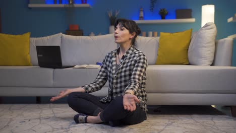 mujer relajada feliz y pacífica.