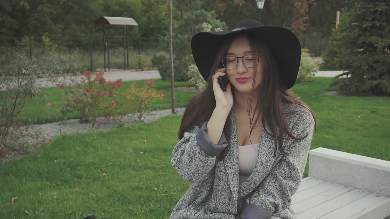 공원 에서 전화 로 이야기 하는 여자