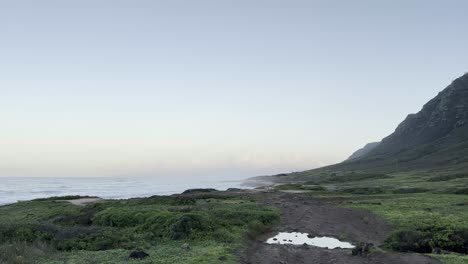 Una-Escena-Tranquila-De-Un-Camino-Costero-Al-Atardecer-En-Oahu,-Hawai