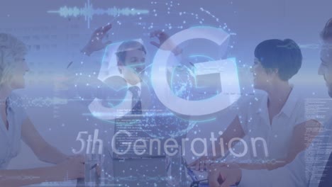 Animación-De-5g,-Texto-De-Quinta-Generación,-Globo-Terráqueo-Sobre-Compañeros-De-Trabajo-Multirraciales-Discutiendo-En-Una-Reunión