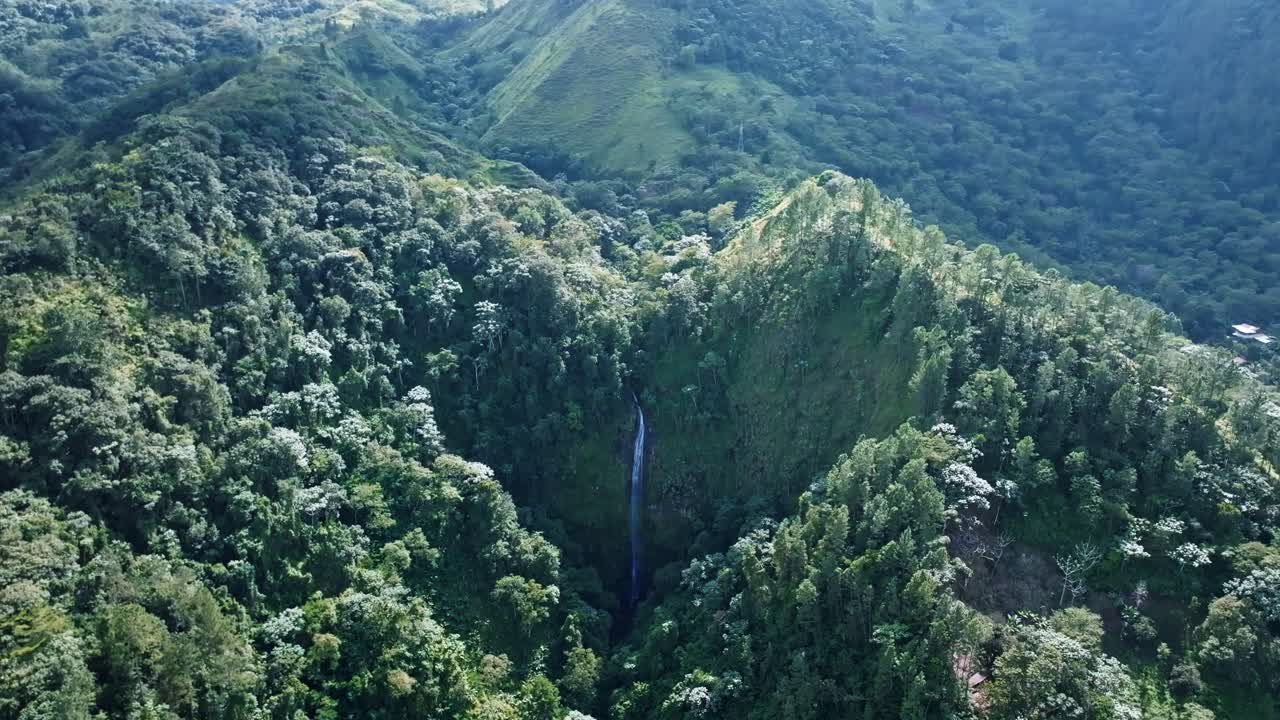 catarata de salto rodeo entre las exuberantes montañas de bonao en la república dominicana