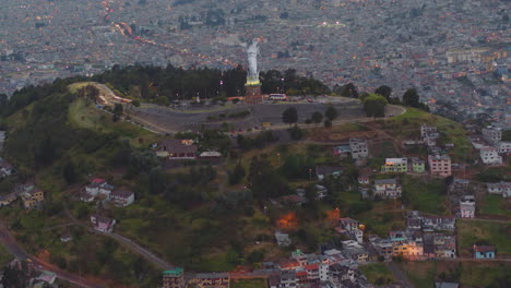 Panecillo-Innenstadt-Nachmittag-Quito-Stadt-Reisen-Luftaufnahme