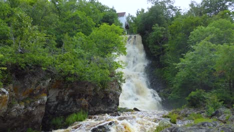 enfoque de primer plano aéreo en la hermosa cascada que brota en beaumont, quebec