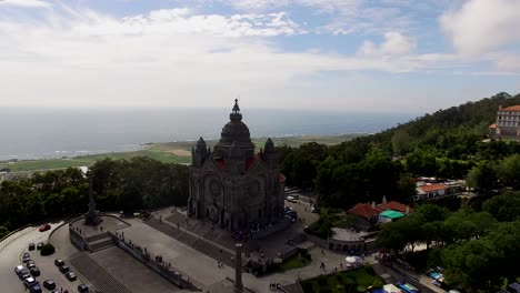 vista aérea del santuario de santa luzia, una iglesia en la cima de una colina en viana do castelo, portugal