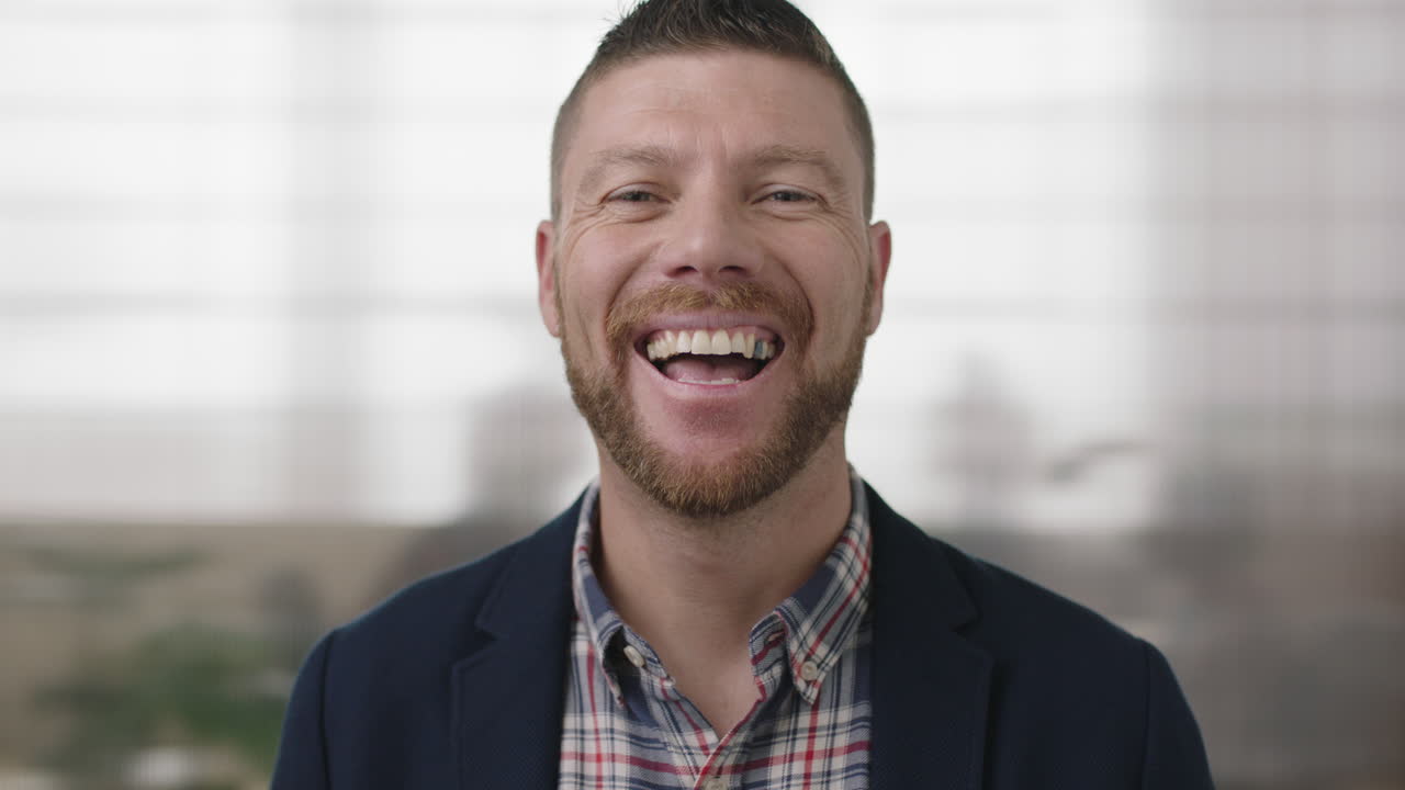 retrato de un hombre de negocios profesional riendo alegremente mirando a la cámara disfrutando del estilo de vida ejecutivo en el fondo del espacio de trabajo de la oficina