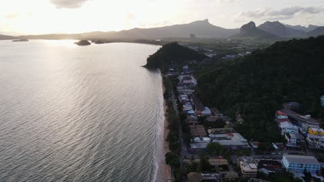 Eine-Drohnenaufnahme-Des-Sonnenuntergangs-Am-Wunderschönen-Strand