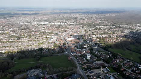 Billericay-Essex-Reino-Unido-Centro-De-La-Ciudad-High-Street-Antena-Retroceder-Revelar-4k