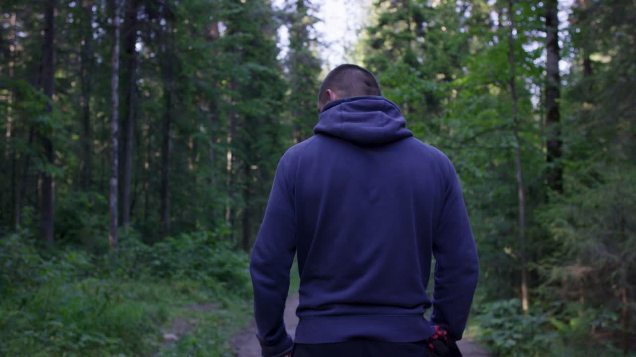 숲에서 고 있는 남자