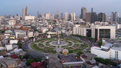 el lapso de tiempo de la rotonda de wongwian yai. vista aérea de los cruces de la carretera. las carreteras forman un círculo en la estructura de la arquitectura y el concepto de transporte tecnológico. ciudad urbana, bangkok, tailandia.