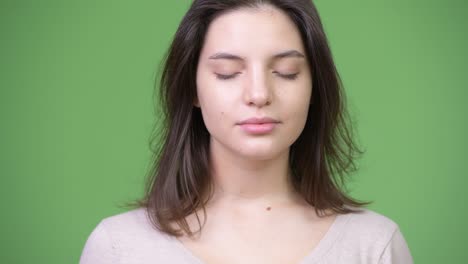 joven hermosa relajándose con los ojos cerrados