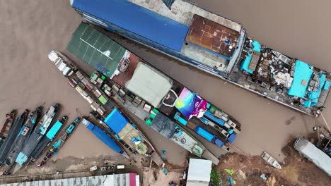 Frachtschiff-Auf-Dem-Amazonas.-Amazonien.-Südamerika