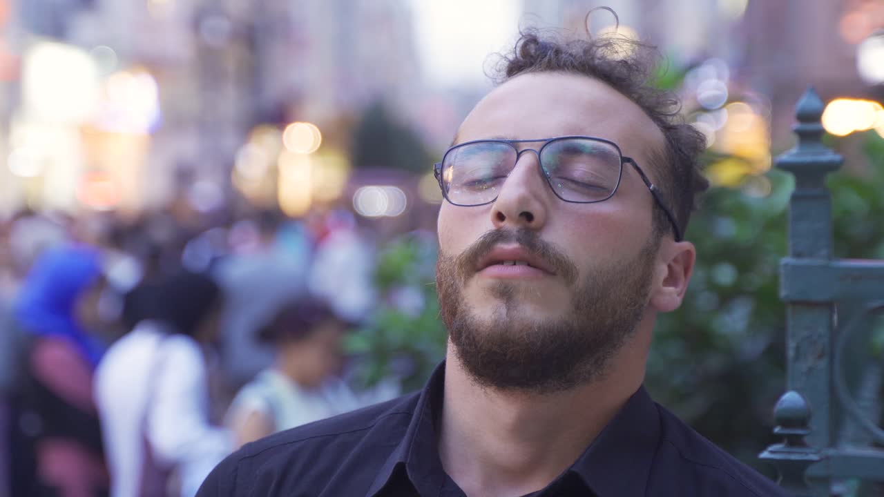 un estado de relajación juvenil abrumado por la multitud.