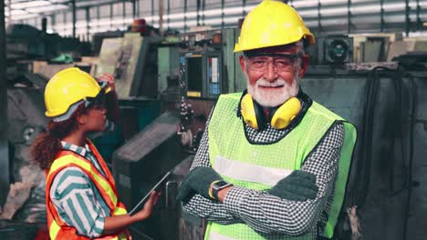 Älterer-Fabrikarbeiter-Oder-Ingenieur,-Nahaufnahme-Eines-Porträts-In-Der-Fabrik