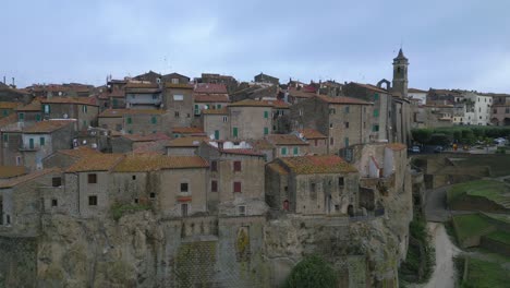 Aerial-view-of-an-Italian-medieval-town-at-first-light-on-an-autumn-day,-medium-shot,-long-shot