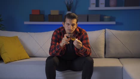 el hombre que mira las pastillas en su mano y va a suicidarse.