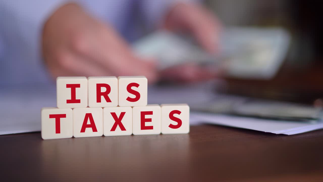 Concetto di dover pagare le tasse all'Internal Revenue Service