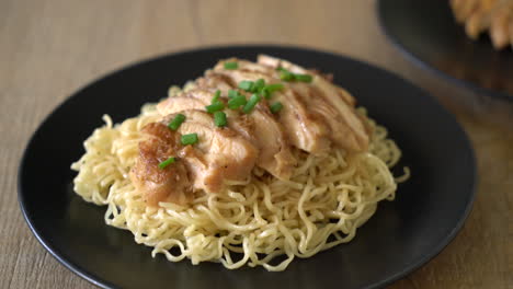 fideos de pollo asado - estilo de comida asiática