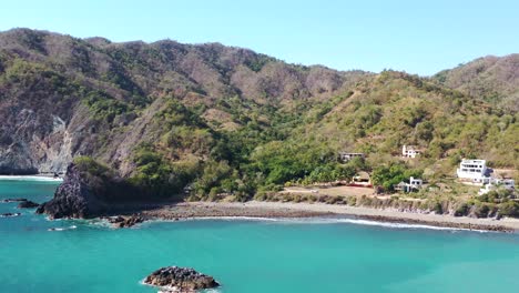 Atemberaubender-Drohnenblick-über-Einen-Tropischen-Strand-Der-Pazifikküste-In-Mexiko