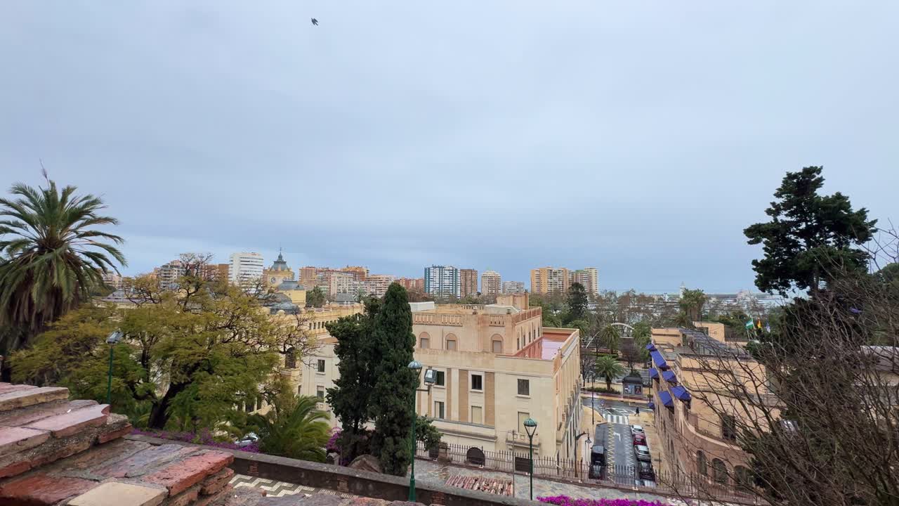 punto de vista del ayuntamiento desde la torre de alcazaba ciudad de málaga sur de españa día lluvioso
