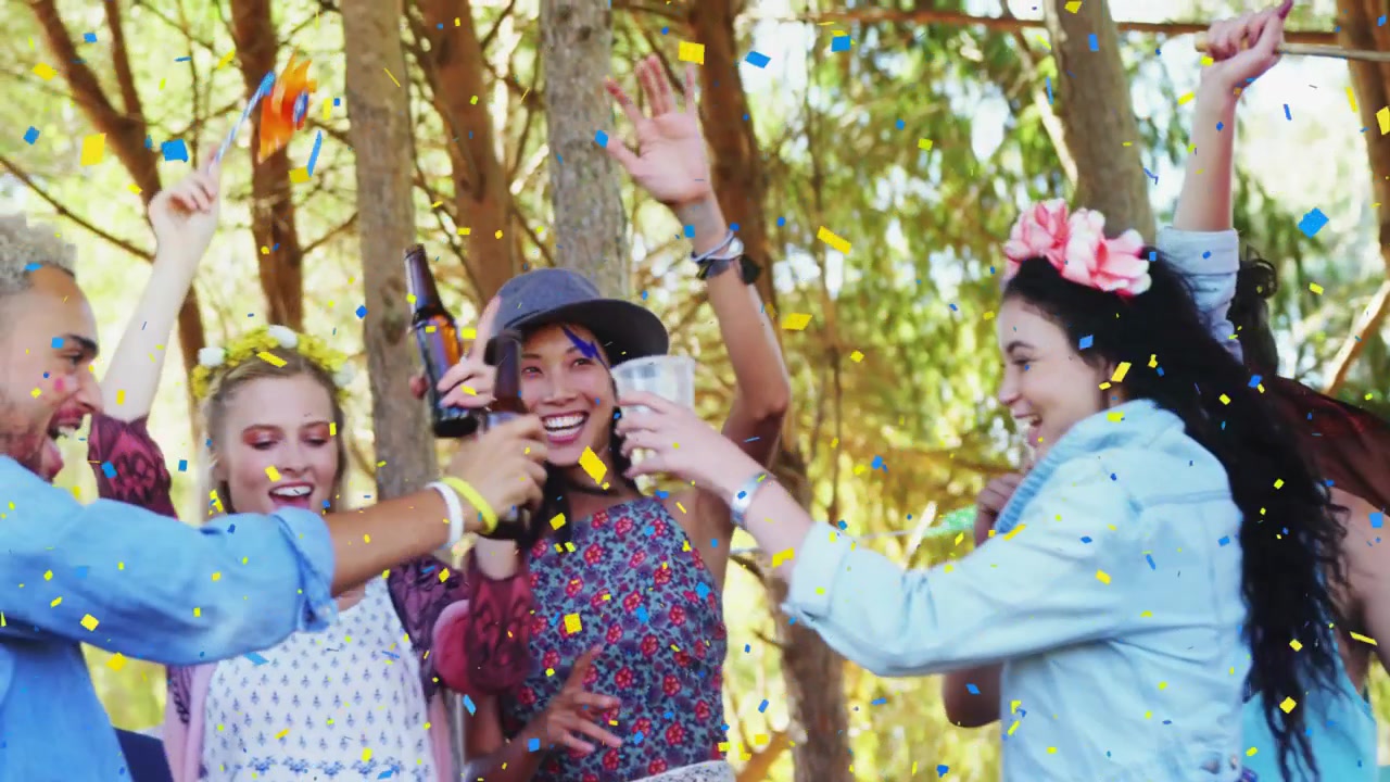 Cinco adultos brindando em acampamento, com confetes caindo e brindes animados, e sobreposição de marketing de bebidas.