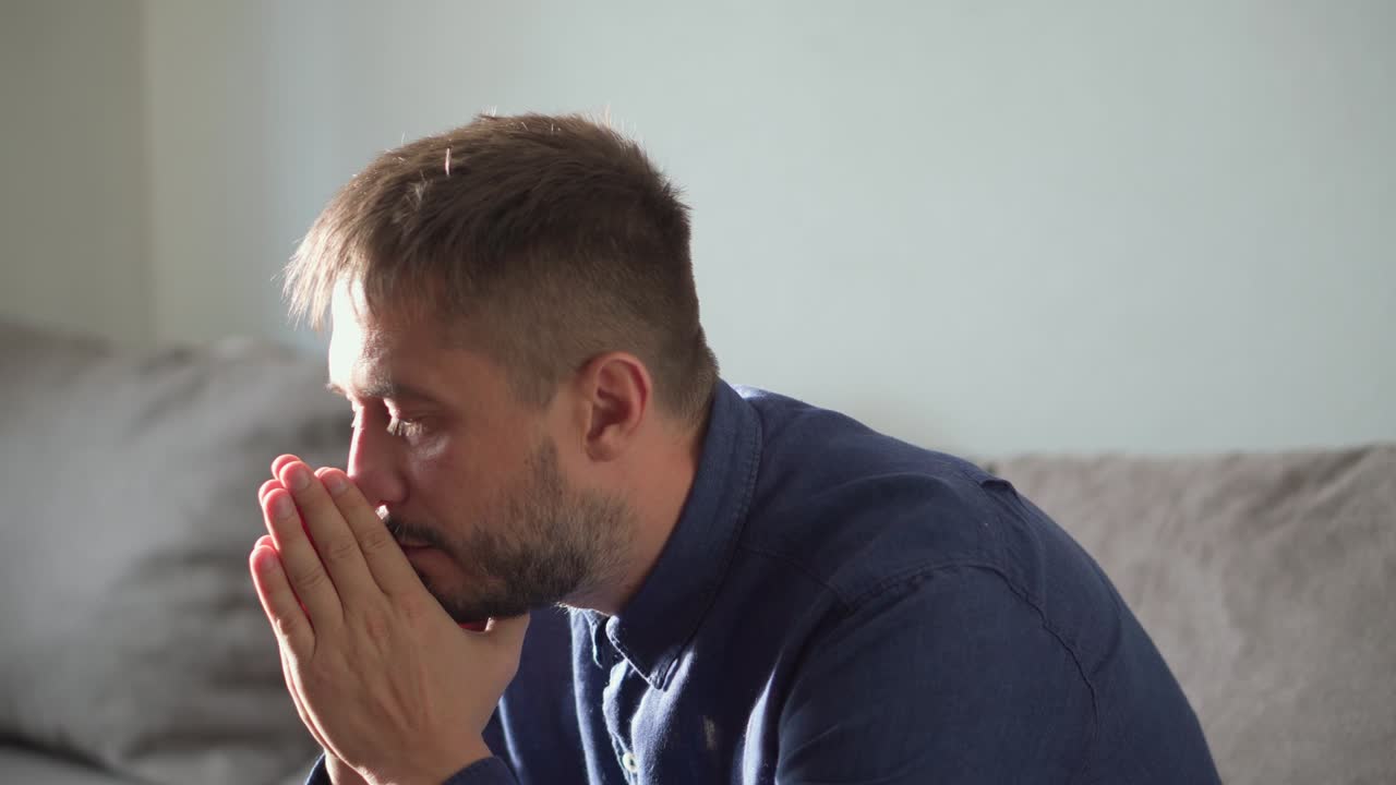 un hombre en una situación difícil, piensa cómo resolver el problema