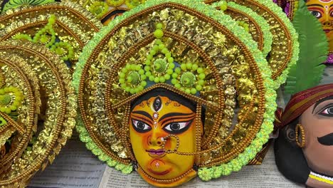 fotografía de cerca de las máscaras chou de la diosa durga en una exposición de artesanía en purulia, india