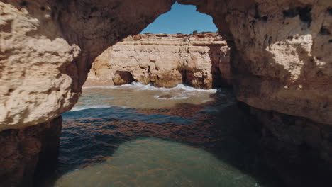 El-Dron-Retrocede-A-Través-De-Un-Arco-Natural-Hecho-De-Roca