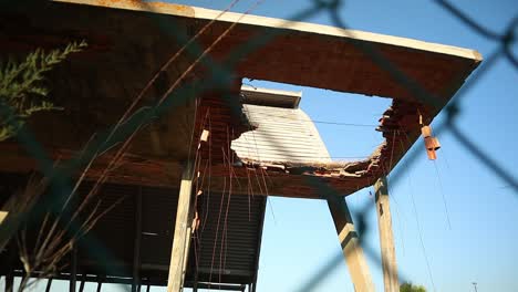 Antiguo-Edificio-Abandonado-Dañado-Por-El-Tiempo,-Primer-Plano