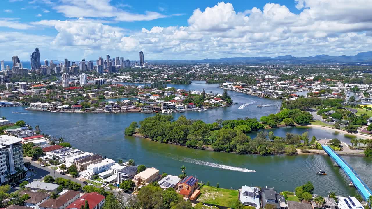 골드 코스트 도시 풍경 과 수로 의 공중 사진