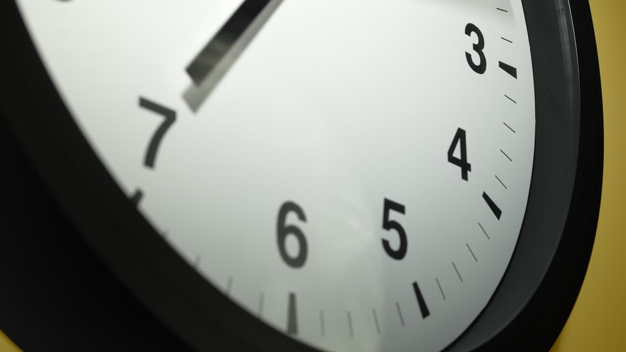 reloj en la pared amarilla en el lapso de tiempo