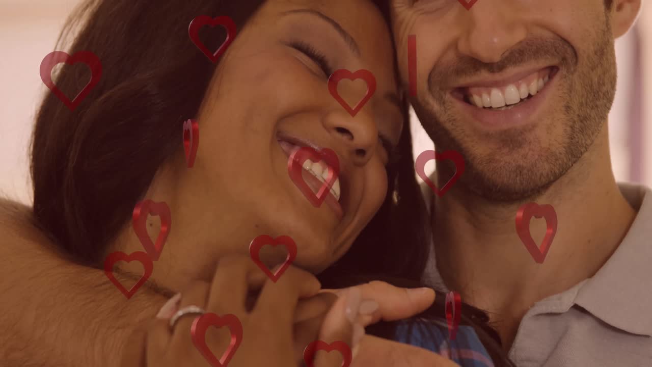 Animação de corações vermelhos sobre casal apaixonado se abraçando e sorrindo