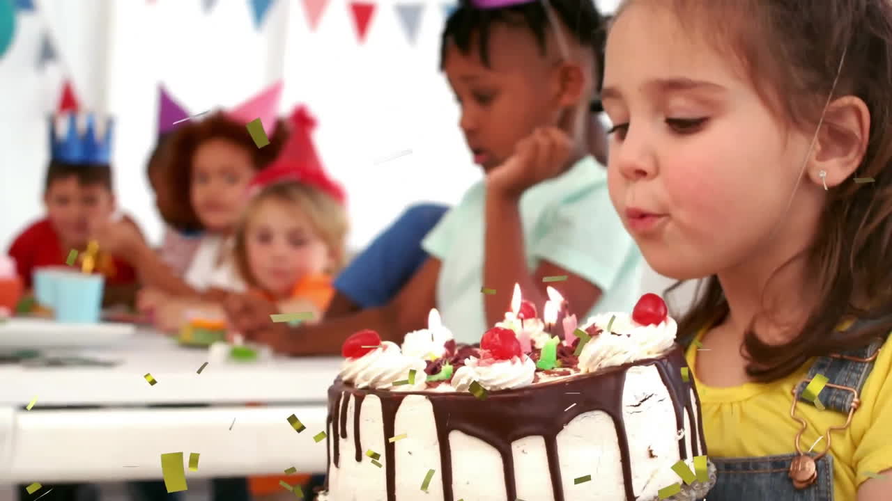 animación de confeti dorado cayendo sobre chica caucásica soplando velas en el pastel en la fiesta de cumpleaños