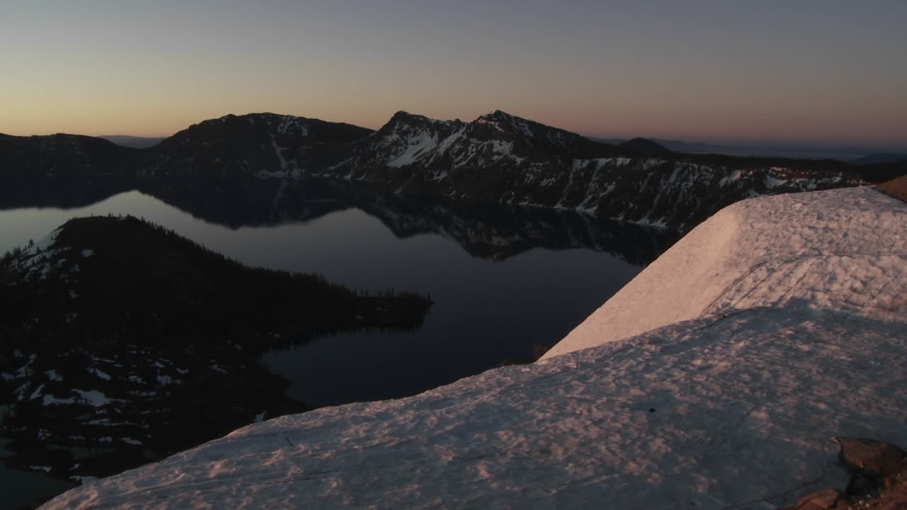 분화구 호수 오레곤 1의 아름다운 기슭