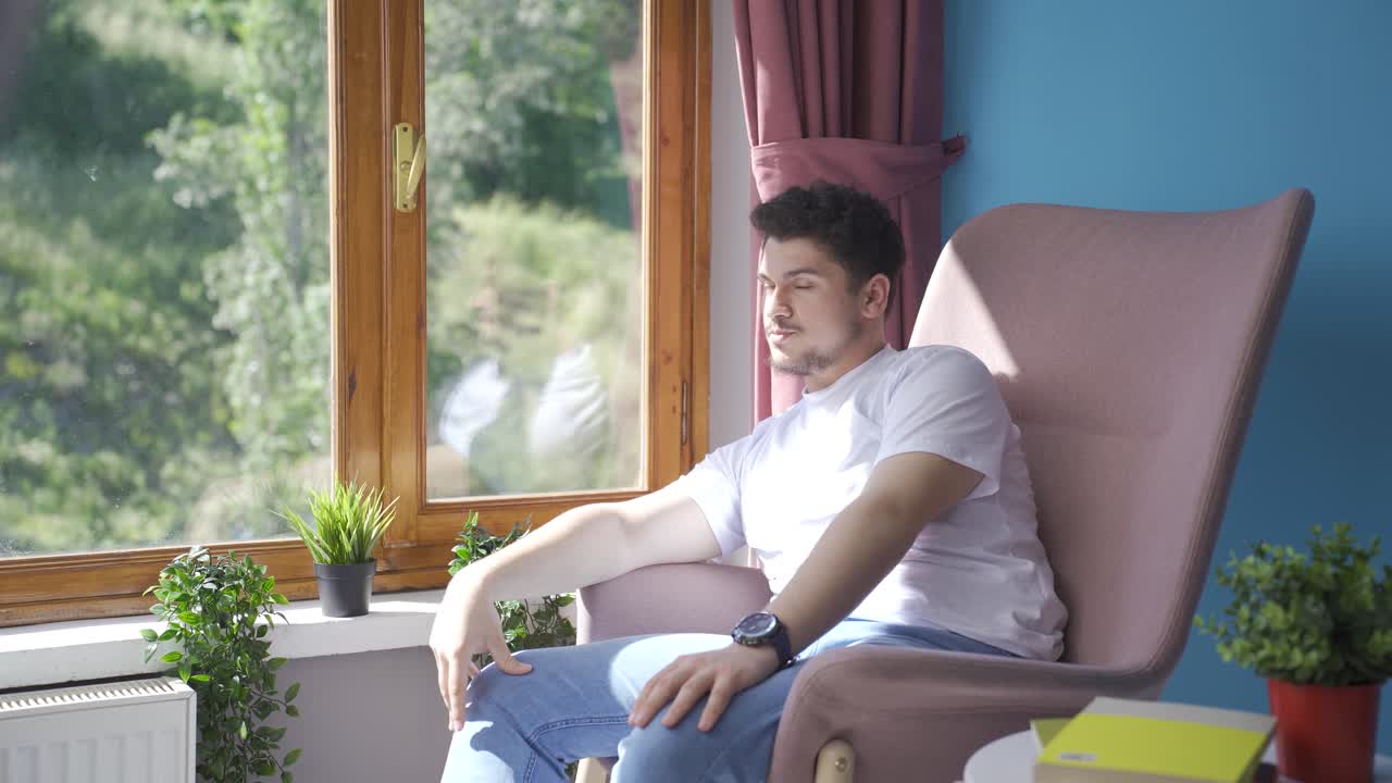 가족 문제가 있는 사람은 지루하게 앉아 있습니다.