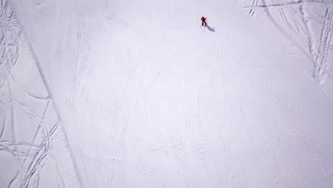 gente esquiando y haciendo snowboard en la pista de nieve en la estación de esquí de invierno