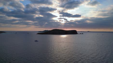 Paisaje-Marino-Nublado-Al-Atardecer-Con-Silueta-De-Isla