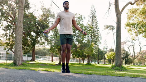 cardio, al aire libre y hombre saltar con una cuerda en el parque