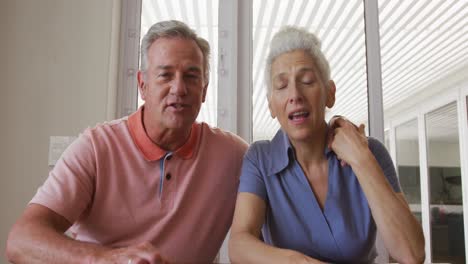 Glückliches-Kaukasisches-älteres-Paar,-Das-Einen-Videoanruf-Führt