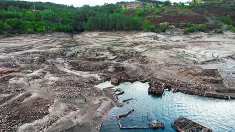 Pueblo-Fantasma-De-Aceredo-Emerge-De-La-Tierra-Agrietada,-Sequía-En-Vista-Aérea-De-Galicia