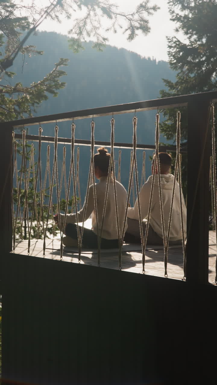 las parejas se sientan en la postura del loto contra la naturaleza. la pareja hace rituales cotidianos para la calma interior reiniciando durante las vacaciones ecológicas. conexión con la naturaleza