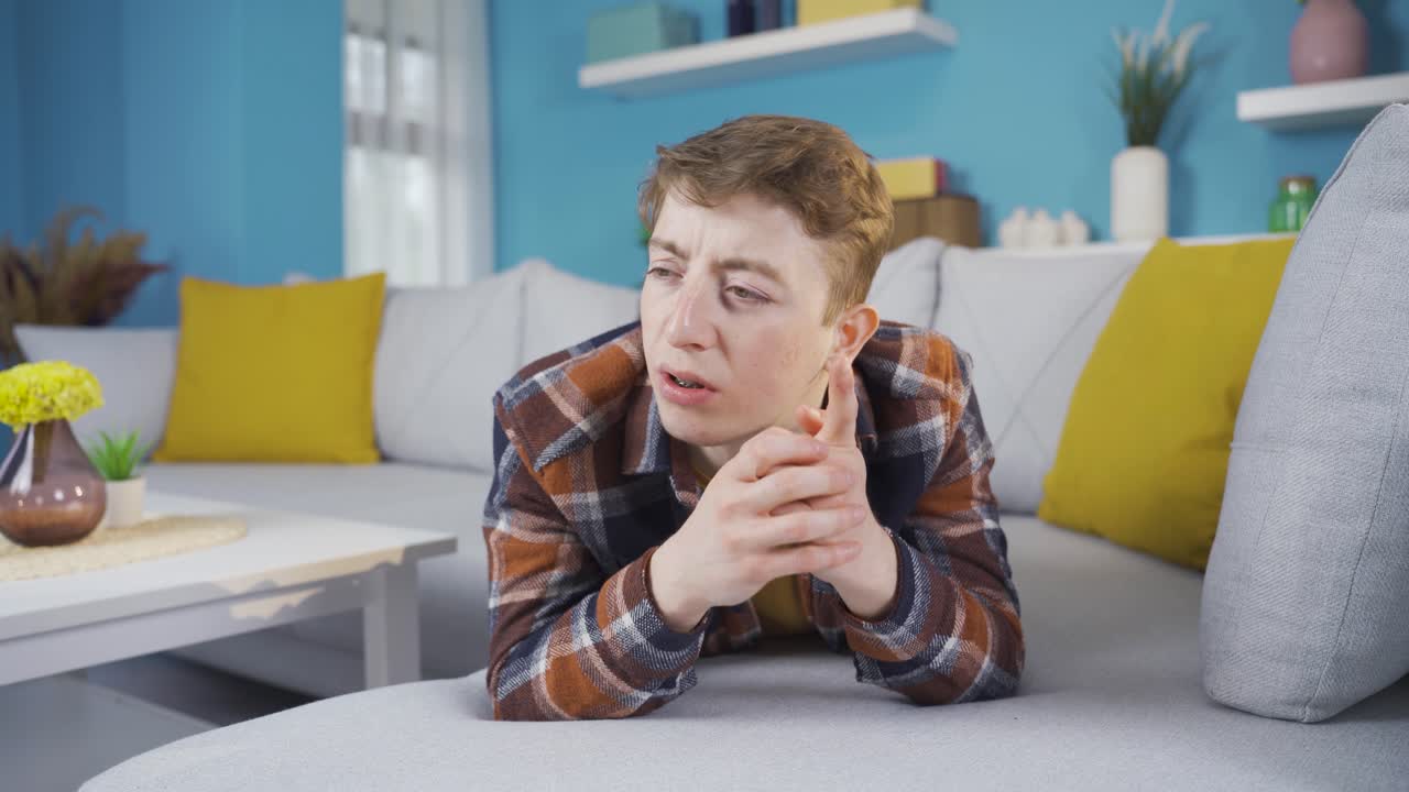 un joven nervioso calculando en su cabeza.