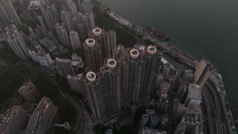 Edificios-Residenciales-De-Gran-Altura,-Desarrollo-Urbano-Denso,-Con-Piscina,-The-Belcher&#39;s,-Sai-Wan,-Isla-De-Hong-Kong,-Antena-De-Arriba-Hacia-Abajo