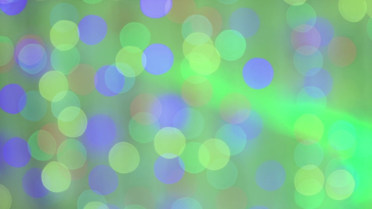 크리스마스 아름다운 색의 불빛이 초점 밖으로 밝게 불타고 있습니다.